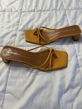 Intentionally Blank Naples Sandal Block Heel Orange Kitten Strappy Size 37
